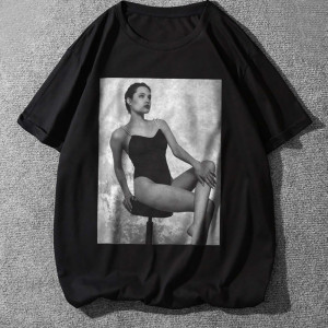 Tricou Angelina Jolie pe scaun