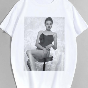  Tricou Angelina Jolie pe scaun