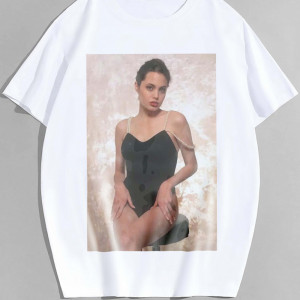  Tricou Angelina Jolie pe scaun