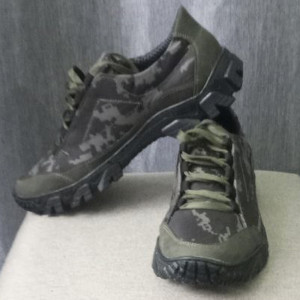 Tenisi de bărbați din nubuc impermeabili în culori militare. Photo 2