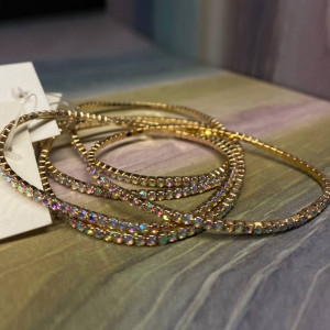 Bratara metalica pe o banda de cauciuc cu pietre