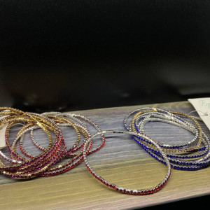 Bratara metalica pe banda de cauciuc cu pietre colorate