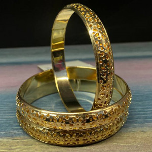 Bratara este lata cu ornament. Photo 2