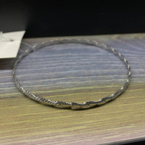 Brățara este sculptată subțire. Photo 2