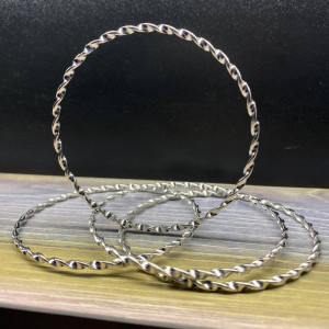 Brățara este răsucită subțire. Photo 2