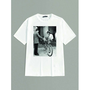 Tricou Un tânăr ajută cu galante o doamnă să se urce pe bicicletă. Italia, 1973