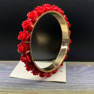 Bratara metalica cu trandafiri rosii