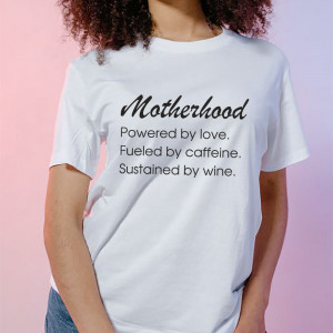 Tricou Motherhood powered by Love. Alimentat cu cafeină. Susținut de vin