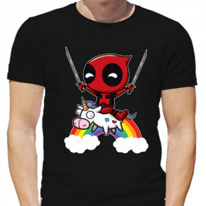 Deadpool pe un tricou cu unicorn